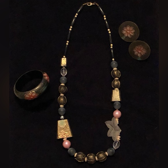 Vintage Romantic Floral Wood & Resin Necklace with Matching Bracelet & Earrings - Picture 2 of 7